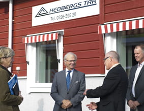 Hedberg, een bedrijf in Avesta gespecialiseerd in dakbedekking, had de eer Zijne Koninklijke Hoogheid Koning Carl XVI Gustaf van Zweden te mogen ontvangen die in Dalarna was om zich te laten informeren over de inzet in de regio op het gebied van milieu en energiebesparing.